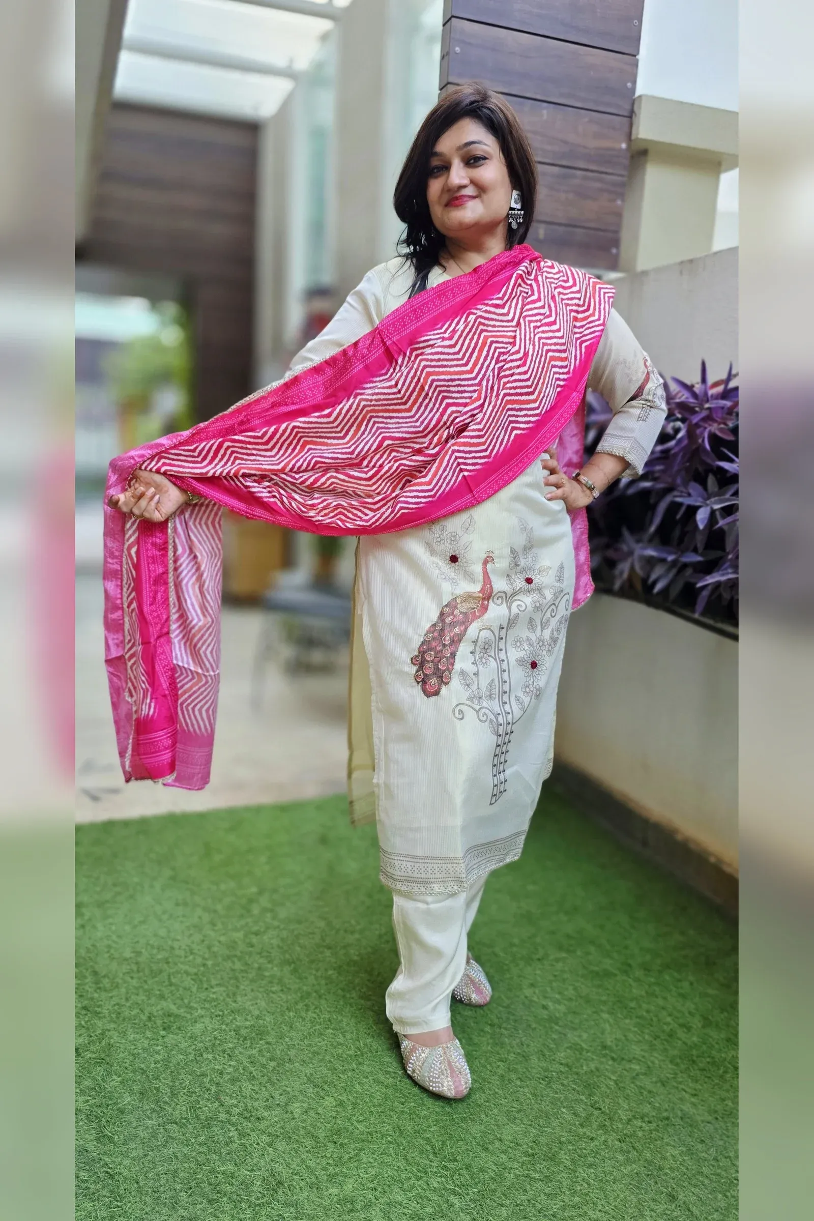 Beige Festive Dress with Peacock Detailing and Leheriya Pink Dupatta, photo 4