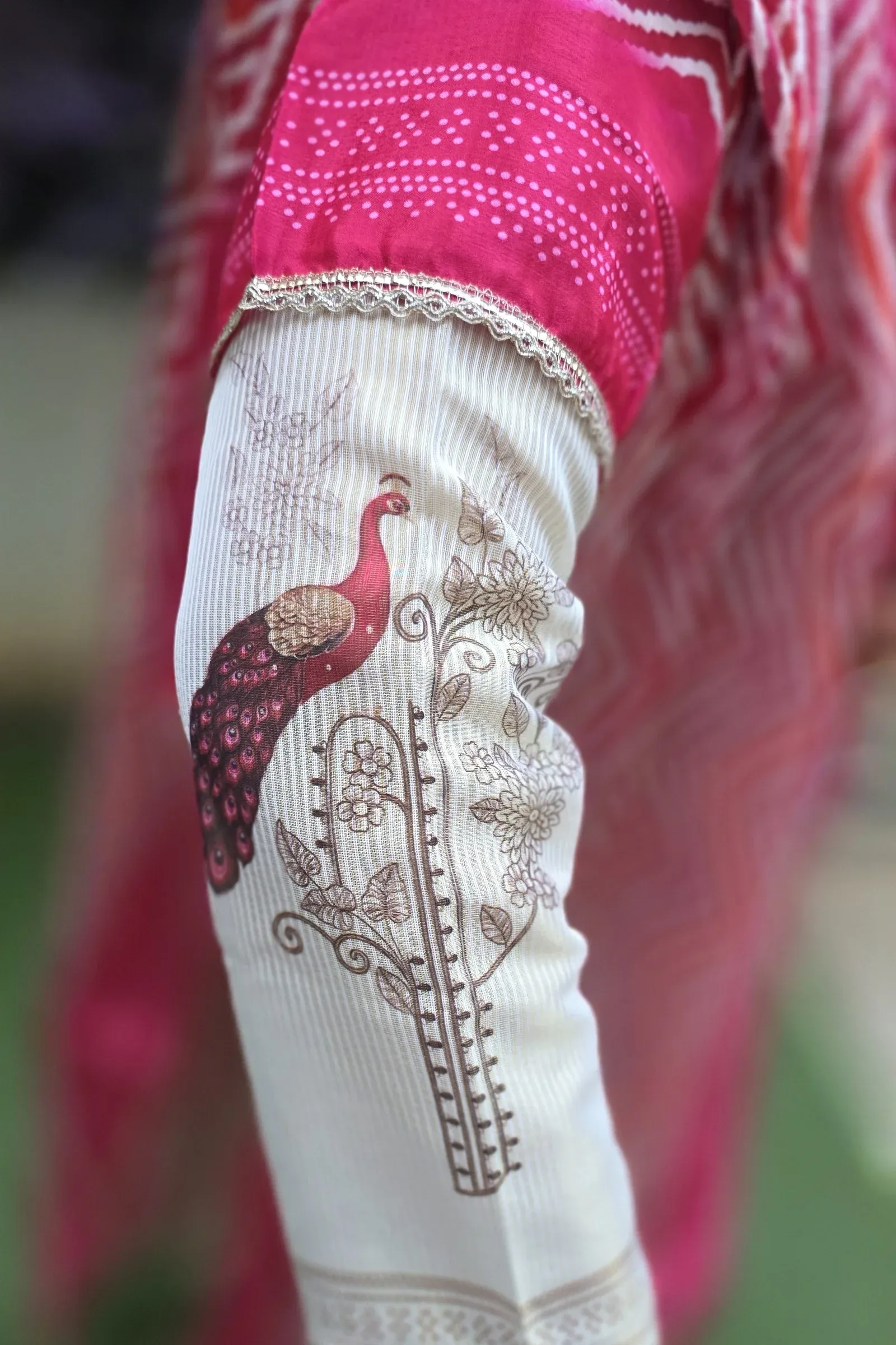 Beige Festive Dress with Peacock Detailing and Leheriya Pink Dupatta, photo 3