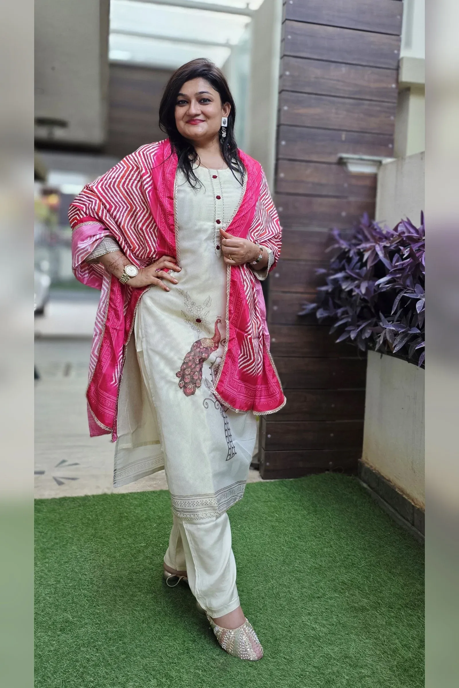Beige Festive Dress with Peacock Detailing and Leheriya Pink Dupatta, photo 2